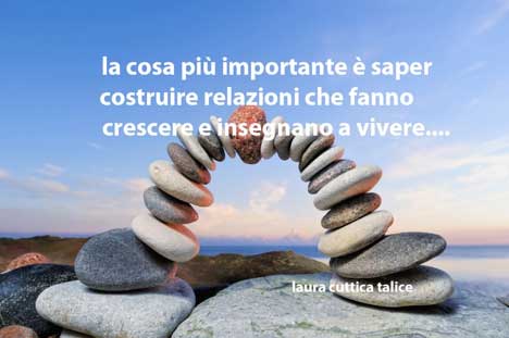 Arco di pietre con frase relativa al saper costruire relazioni