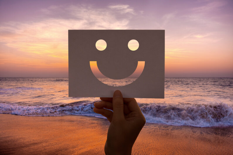 smile su foglio al tramonto sul mare